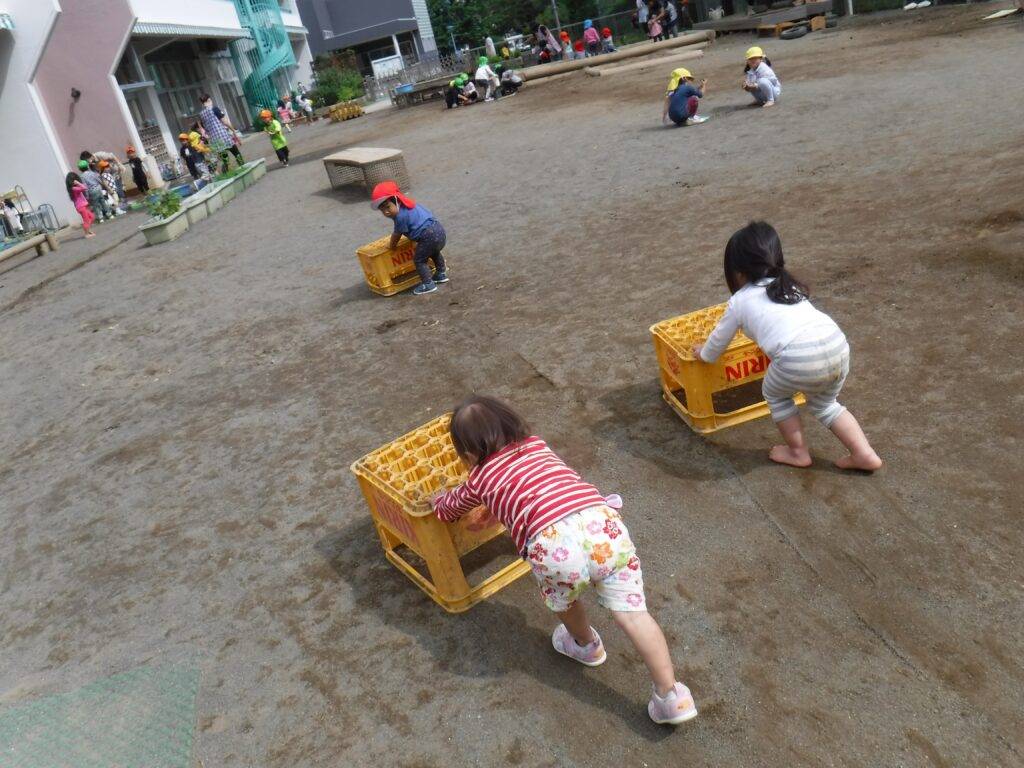 1歳児 室内あそびと外あそび 関東学院のびのびのば園